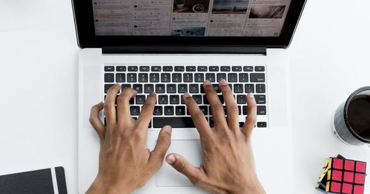 Mani che digitano al computer