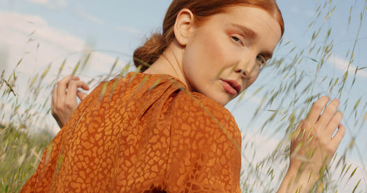 Ragazza che indossa camicia Pistil color ruggine