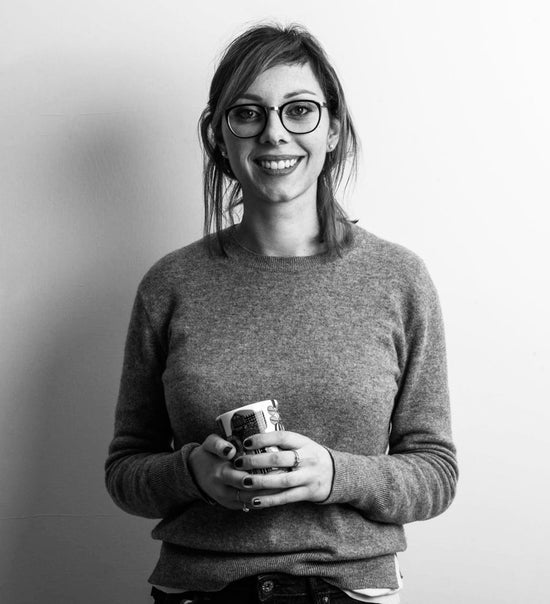 Laura costa con in mano una tazza in una foto in bianco e nero